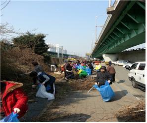 율천동 새봄맞이 공한지 쓰레기 일제 정비 실시